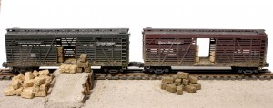 Photo No. 9415_GN & US ARMY STOCK CARSw/Hay Bales, Straw Bales & Loading Ramp