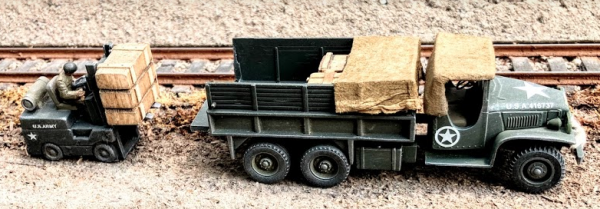 US Army Vehicle Set – GMC 6×6 Ammo Cargo Truck w/Dropped Tail Gate & Fork Lift Truck Loading(V19.1/8P.2)_Can be combined with 3-Rail “O”Gauge or 2-Rail “O”Scale Rolling Stock • Available Today • (CTN 26)