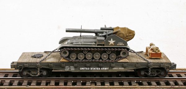 US Army M41 ‘Gorilla’ 155mm Self-Propelled Howitzer on a 42′ Flat Car USAX 23030(AV18-FC3.2USA)_Operates on 3-Rail “O”Gauge track • Available Today • (CTN 25)